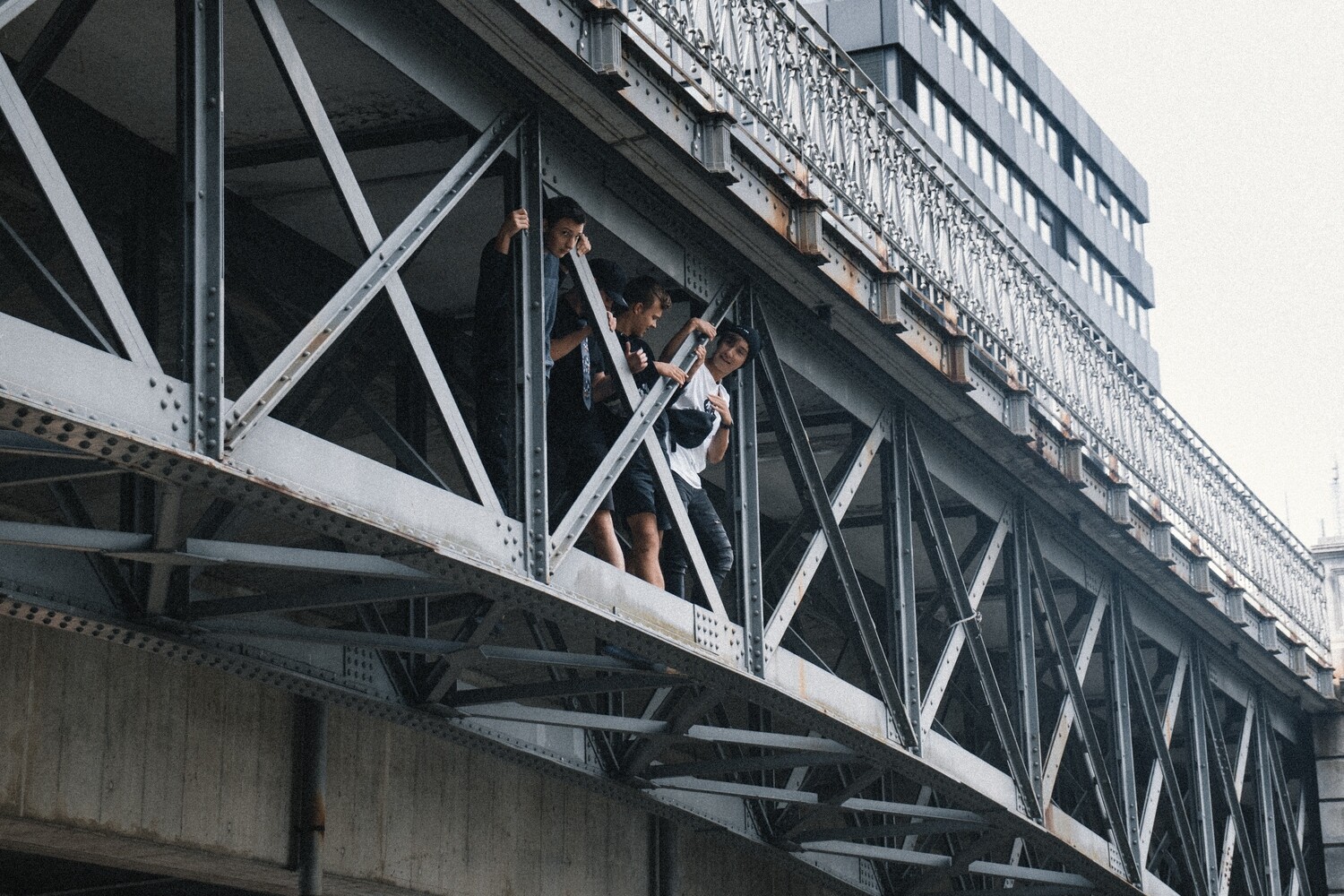 Bild mit Anonymous Hoodie  uns Shirt von Rebelliousraccoon auf einer Brücke